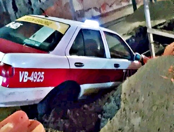 ¡TAXI CAYÓ EN ZANJA DEL GRUPO MAS!