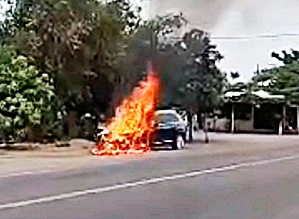 ¡ARDE COCHE EN LA CARRETERA A LA TINAJA!