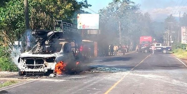 ¡ARDIÓ CAMIONETA DE CARGA POR FUEGO EN EL MOTOR!