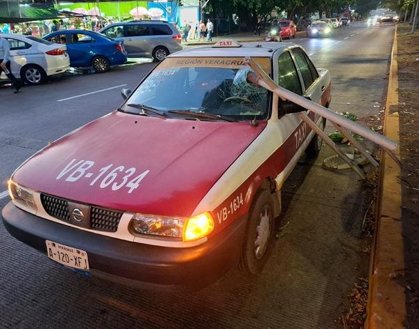 ¡CAE LUMINARIA SOBRE TAXI CON TODO Y PASAJEROS!