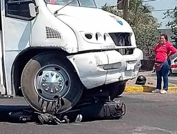 ¡CAMIÓN URBANO CASI APACHURRA A DAMA!