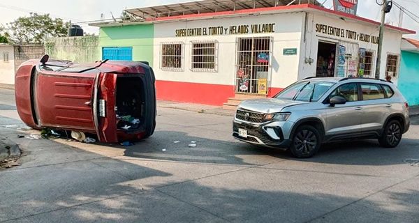 ¡CAMIONETA VOLCADA EN ENCONTRONAZO!