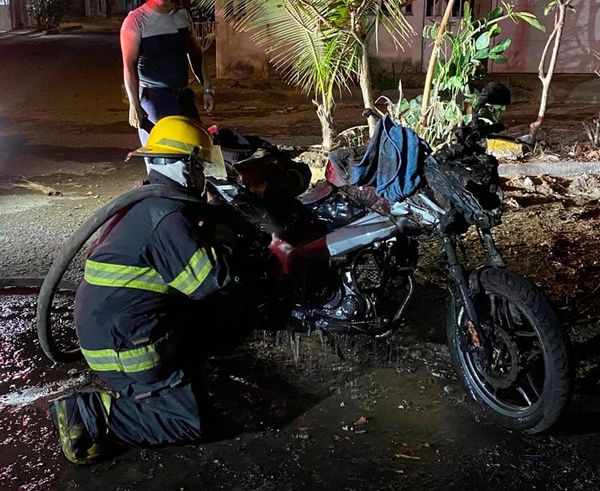 ¡CONDUCTOR SALTÓ DE MOTOCICLETA EN LLAMAS!