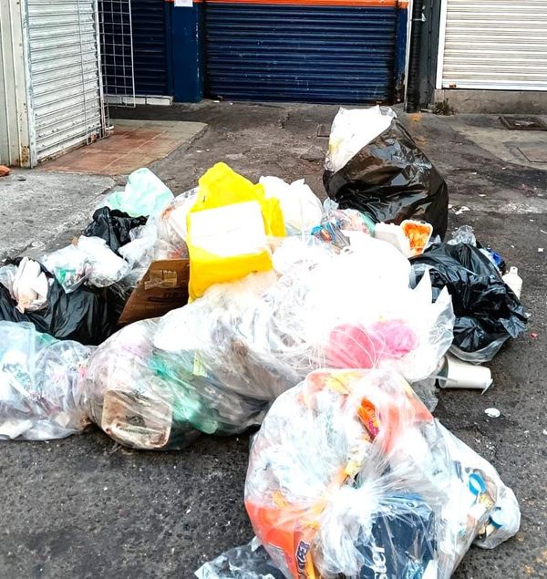 ¡NO PASAN A RECOGER LA BASURA EN EL MERCADO!