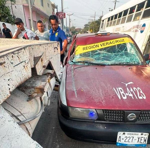 ¡TAXI SE ESTRELLA CONTRA CAMIONETA ESTACIONADA EN LAS AMAPOLAS!