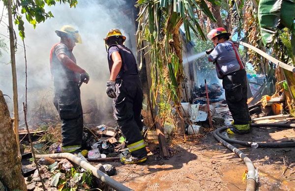 ¡FAMILIA DE PEPENADORES PIERDEN SU CASA EN INCENDIO!
