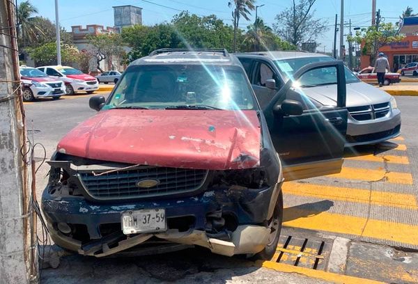 ¡LE CIERRAN EL PASO A CONDUCTOR Y SE ESTRELLA CONTRA POSTE!