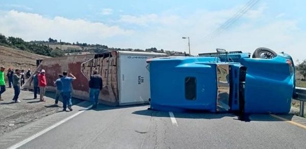 ¡RAPIÑEROS ROBARON TODA LA CARGA DE FRITURAS DE TRÁILER VOLCADO!