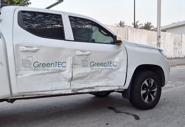 ¡SE DAN TRANCAZO POR PASARSE EL SEMÁFORO EN ROJO!