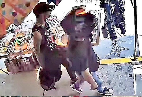¡PAREJA ATRACA NEGOCIO DE CELULARES Y SE ROBAN UNA MOTO!