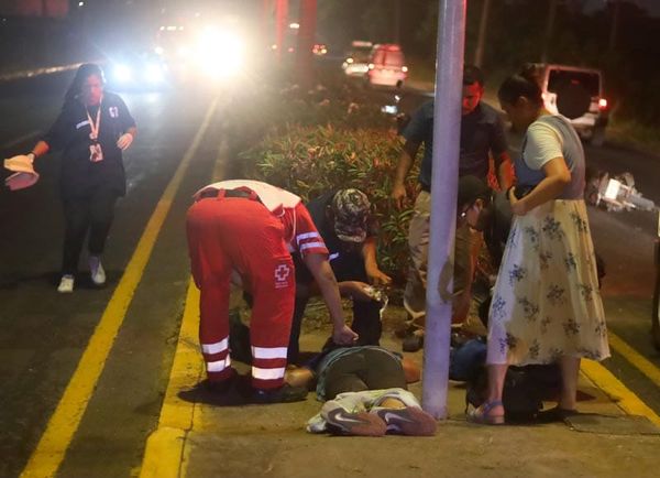 ¡CAMIONETÓN LE DA UN ‘CERRÓN’ Y MOTOCICLISTA SALE VOLANDO!