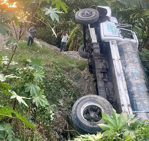 ¡PIPA CARGADA CON AGUA CAYÓ EN PROFUNDA ZANJA!