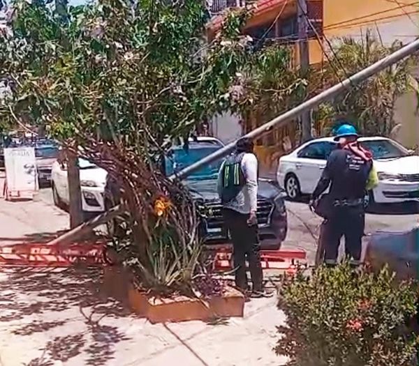 ¡POSTE METAL NO AGUANTÓ  RECARGÓN DE ESCALERA Y CAYÓ SOBRE AUTOMÓVIL!
