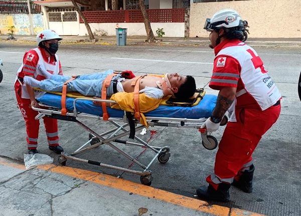 ¡MOTOCICLISTA Y UN ESTUDIANTE HERIDOS EN TRANCAZO MAÑANERO!
