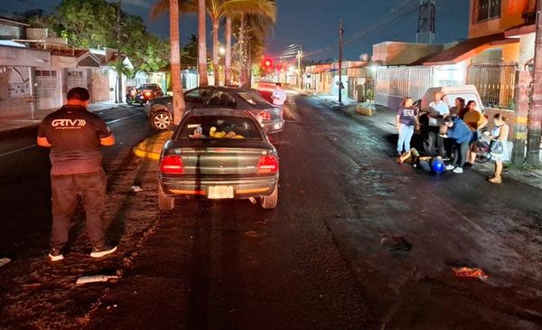 ¡VEHÍCULOS Y MOTOS DERRAPAN POR DESECHOS DEL MERCADO MALIBRÁN!