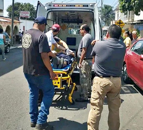 ¡ABUELITA SE PARTE EL CRÁNEO AL CAER DE LAS ESCALERAS!