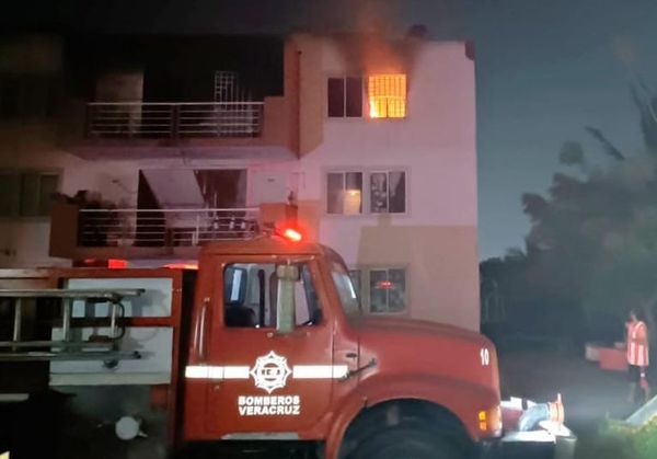 ¡FAMILIA PIDEN APOYO A LA CIUDADANÍA AL PERDER SU CASA EN INCENDIO!