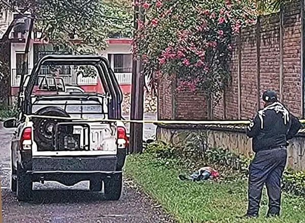 ¡LOCALIZAN A HOMBRE MUERTO TENDIDO EN EL PASTO!