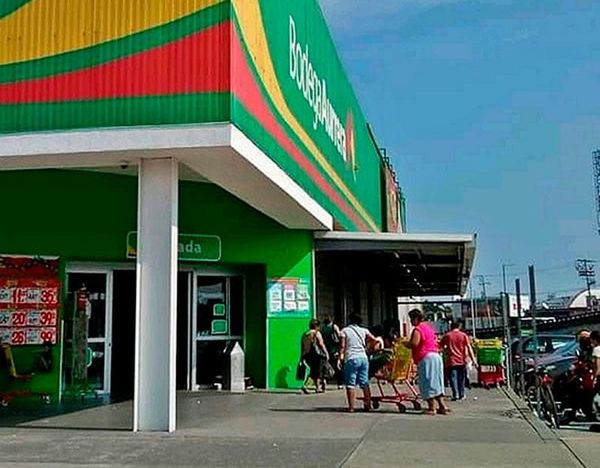 ¡ROBAN CAMIONETON EN ESTACIONAMIENTO DE BODEGA AURRERA!