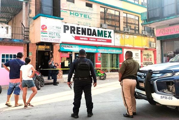 ¡BALEADOS EN PRENDAMEX! - UN POLICÍA DEL IPAX ESTA GRAVE Y UNA CLIENTA RECIBIÓ UN BALAZO EN LA PIERNA