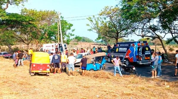 ¡CINCO HERIDOS EN CHOQUE DE MOTO-TAXI! - SE IMPACTO DE FRENTE CONTRA UN AUTOMOVIL EN LA CARRETERA PASO SAN JUAN-VARGAS