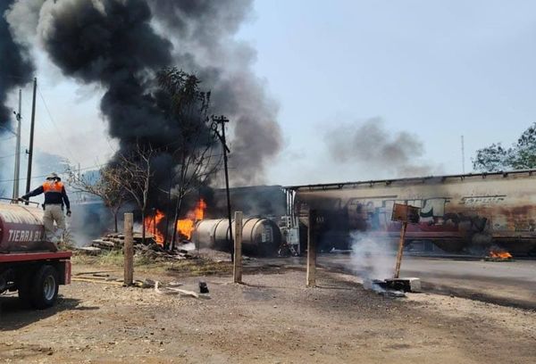 ¡EXPLOTÓ PIPA: 2 MUERTOS! - EL TRACTOCAMION CARGADO CON DIESEL FUE ARROLLADO POR EL TREN EN TRES VALLES