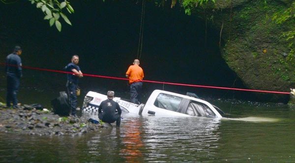 ¡MUEREN POLICÍAS ESTATALES! - LA PATRULLA CAYO AL RIO TEXOLO CUANDO CRUZABAN UN PUENTE EN TEOCELO