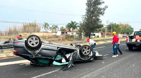 ¡SE VOLTEO CARRAZO! - TRES HERIDOS DEJA VOLCADURA EN LA CARRETERA XALAPA-VERACRUZ