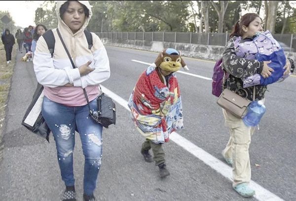 ¡TRUMP PLANEA RASTREAR A 450 MIL NIÑOS MIGRANTES! - CON LLAMADAS A LA PUERTA Y PRUEBAS DE ADN