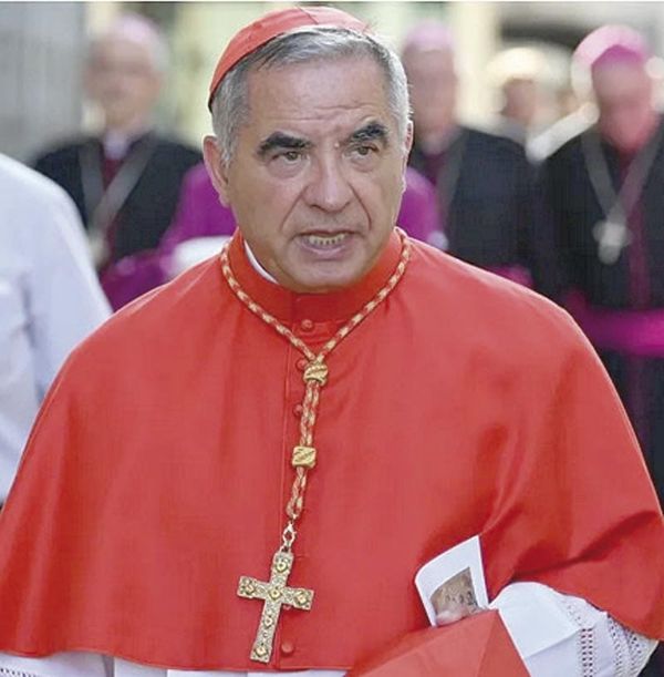 ¡EL CARDENAL BECCIU CONDENADO EN EL ‘JUICIO DEL SIGLO’ YA NO ESTARÁ EN EL CÓNCLAVE!