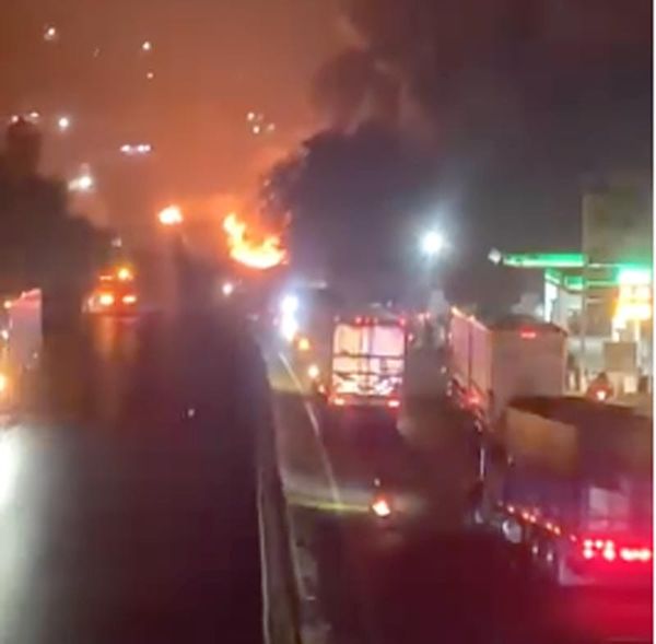 ¡EXPLOTÓ PIPA EN LA AUTOPISTA! - MOMENTOS DE TERROR VIVIERON AUTOMOVILISTAS