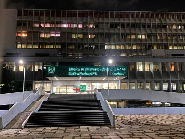 ¡PACIENTE ‘VOLÓ’ DEL SEXTO PISO! - POR FALTA DE AIRE ACONDICIONADO EN EL IMSS DE CUAUHTEMOC