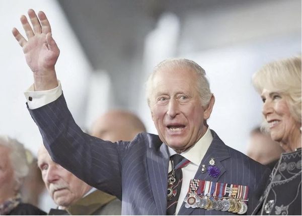 ¡REY CARLOS III NO ASISTIRÁ A INVESTIDURA DEL PAPA LEÓN XIV!