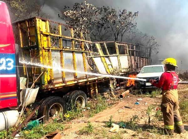 ¡ARDEN DECENAS DE AUTOS EN INCENDIO EN CORRALÓN!