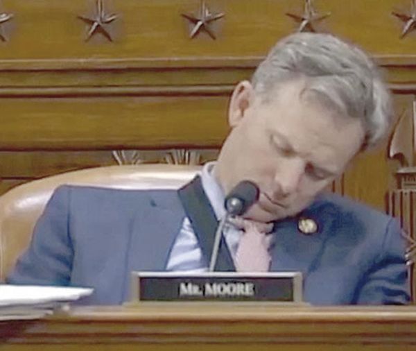 ¡LEGISLADOR DE EU SE QUEDA DORMIDO EN PLENA SESIÓN!