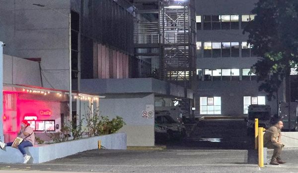 ¡MUJER QUE SE ARROJÓ DEL DE SEGUNDO PISO DEL IMSS ESTÁ MUY GRAVE!