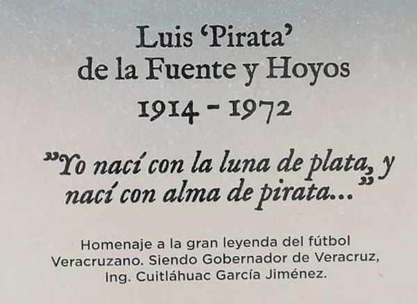 ¡QUITAN CREDITO DE GILBERTO FARÍAS EN LA PLACA DE LA ESTATUA! - DEL “PIRATA” FUENTE