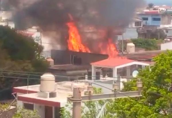 ¡SE QUEMÓ PALAPA EN ZONA TURÍSTICA DE COATZACOALCOS!