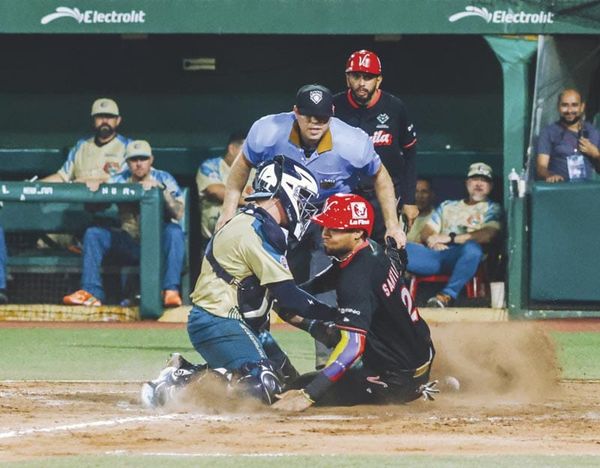 ¡TIGRES GANA KILOMÉTRICO JUEGO 15-11!