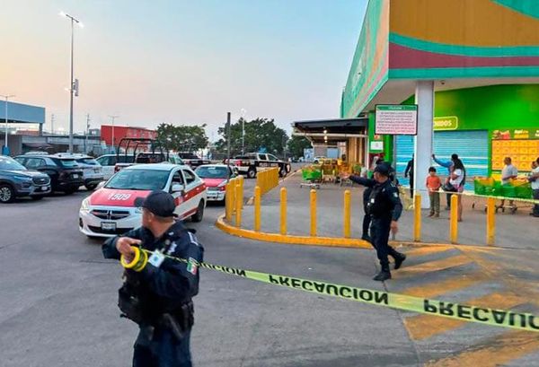 ¡HOMBRE EJECUTADO EN EL ESTACIONAMIENTO DE AURRERA! - DOS SUJETOS EN MOTO LE DISPARARON A CORTA DISTANCIA