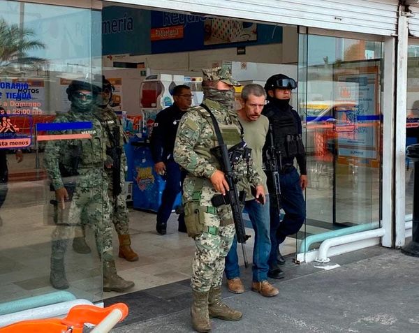 ¡QUISO HACERSE EL ‘HARAKIRI’ DENTRO DE PLAZA LAS BRISAS!