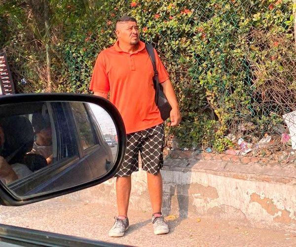 ¡ALERTAN POR ACOSADOR DE MUJERES AFUERA DE LA ESCUELA ROOSEVELT!