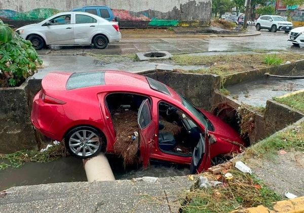 ¡AUTOMÓVIL CAE EN CANAL PLUVIAL EN COATZACOALCOS!