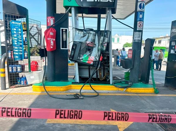 ¡AUTOMOVILISTA ARRANCÓ MANGUERA DE BOMBA DESPACHADORA!