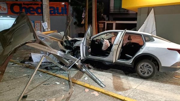 ¡POR ESTAR EN EL WHATAPP CAFRE DESTROZÓ PARABÚS!