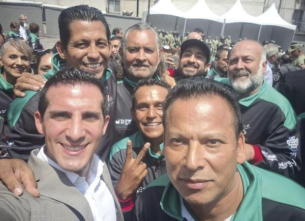 ¡ROMMEL ABANDERA DELEGACIÓN QUE VA A LOS JUEGOS MUNDIALES!