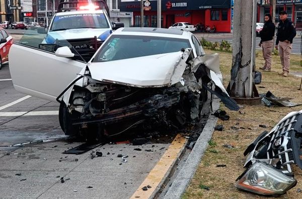 ¡SE DESBARATÓ AUTOMÓVIL CADILLAC EN EL BULEVAR!