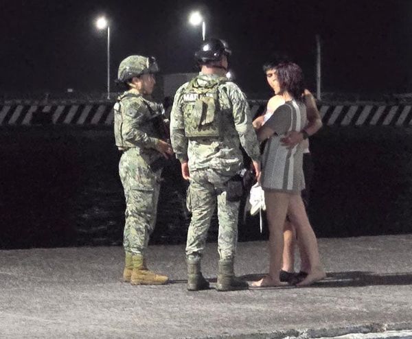 ¡SE TIRA UN CLAVADO JUNTO AL “SIMÓN BOLÍVAR”!