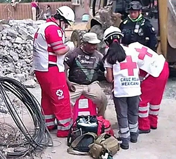 ¡ALBAÑIL HERIDO AL EXPLOTARLE COHETE EN LA MANO IZQUIERDA!