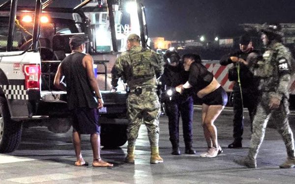 ¡BORRACHITA SE METIÓ AL MAR EN EL MUELLE DE LA T!